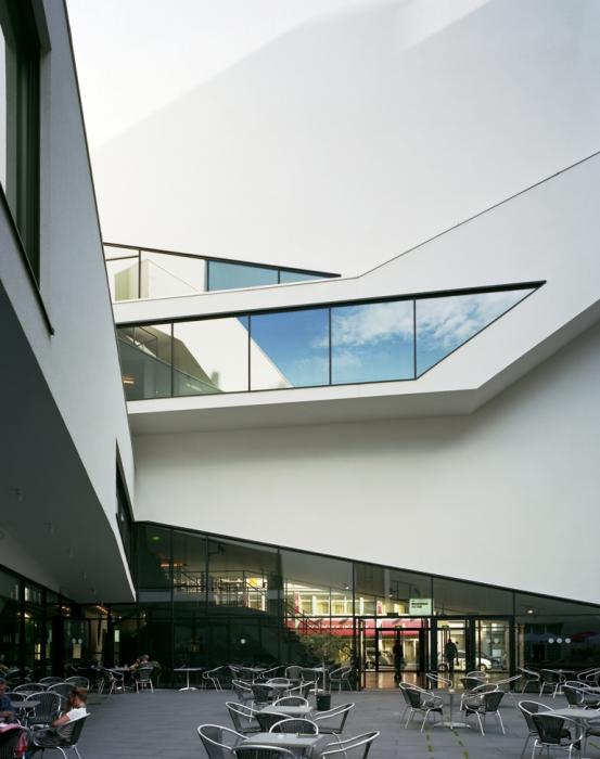 (c) Alain Janssens / V+