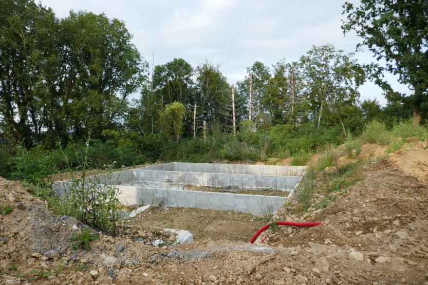 Les logements surplomberont un lagunage en cours de construction, au cœur du pôle des arts du cirque et de la rue situé à Grand-Marchin.